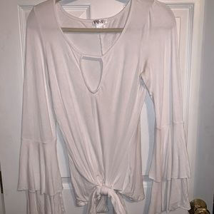 Trendy white top! 🤍 Perfect for spring 🌼